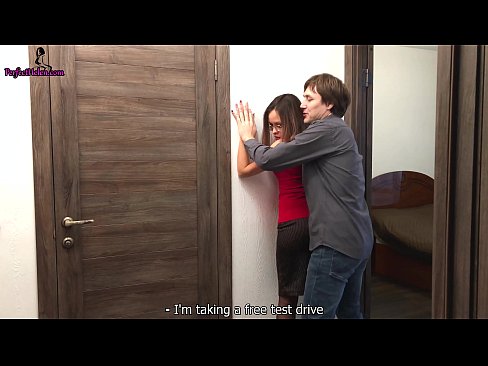 ❤️ Σέξι μεσίτρια τραβάει αισθησιακά το μουνί της και γαμάει ενώ πουλάει το διαμέρισμά της - Krempai ️❌ Γαμημένο βίντεο ❌️